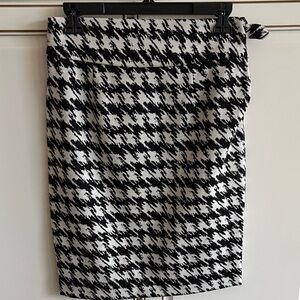 Premise 4 Petite—Classic Black and White Houndstooth Skirt